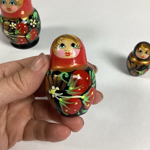 Set Of 5 Strawberries Hand Painted Wooden Russian Nesting Dolls - Picture 5 of 10